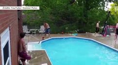 Nietypowa zabawa w basenie