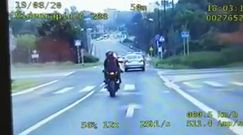 Motocyklista "zarobił" dwa mandaty na raz