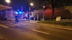 Warszawa. Stalowa belka spadła na dach ciężarówki
