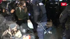 Strajk Kobiet. Protest przed siedzibą MEN. Policja wynosi ludzi