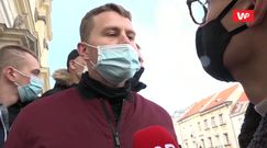 Strajk Kobiet w Warszawie. "Straż kościoła" blokuje media. "Niech pan leci na skargę"