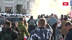 Wyzwiska, agresja, zatrzymania. Przeciwnicy obostrzeń wyszli na ulice Warszawy. Policja użyła gazu i granatów hukowych