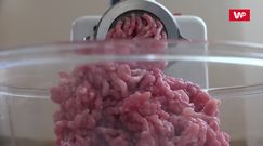 Pomysłowa kobieta smaży mięso mielone