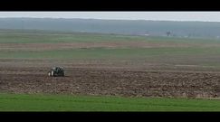 Lubelskie. Rolnik goni traktor