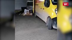 Kurier DHL rzuca paczkami