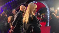 Nieśmiałe uśmiechy Agnieszki Woźniak-Starak na premierze "Ukrytej gry"