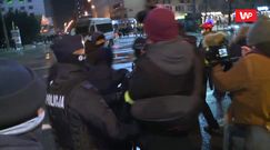 Strajk Kobiet w Warszawie. Uczestniczka protestu wyniesiona z tłumu przez policję