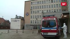 Trzecia fala epidemii przybiera na sile. Karetki jeżdżą z pacjentami po kilka godzin