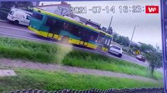 Czołowe zderzenie samochodu z autobusem. Przerażające wideo ze Śląska