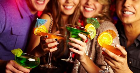 Nie tylko rumieńce. Jak alkohol wpływa na cerę