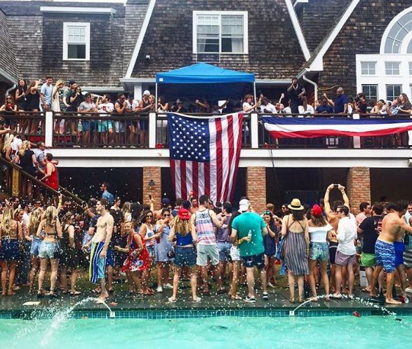 Dom w ruinie. Zrobił imprezę na 1000 osób