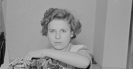 Joga twarzy peerelu, czyli jak pozbyć się zmarszczek i owłosienia metodami z lat 70.