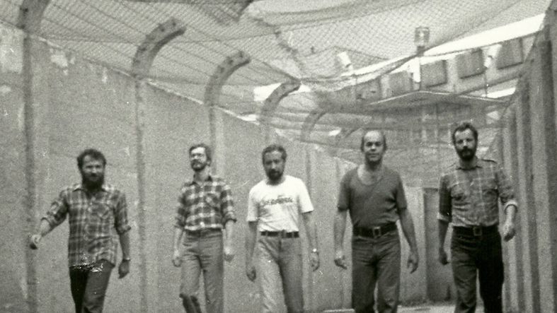 Uwięzienie przywódców NSZZ „Solidarność” i KSS „KOR” w latach 1981–1984 to jedna z najgłośniejszych spraw politycznych doby PRL. Czy znamy kulisy tego słynnego procesu? Na ilustracji fragment okładki z książki prof. Andrzeja Friszke ”Sprawa jedenastu”.