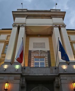 Urzędnicy, którzy ani myślą strajkować. Wynagrodzenia w KPRM  i innych kancelariach