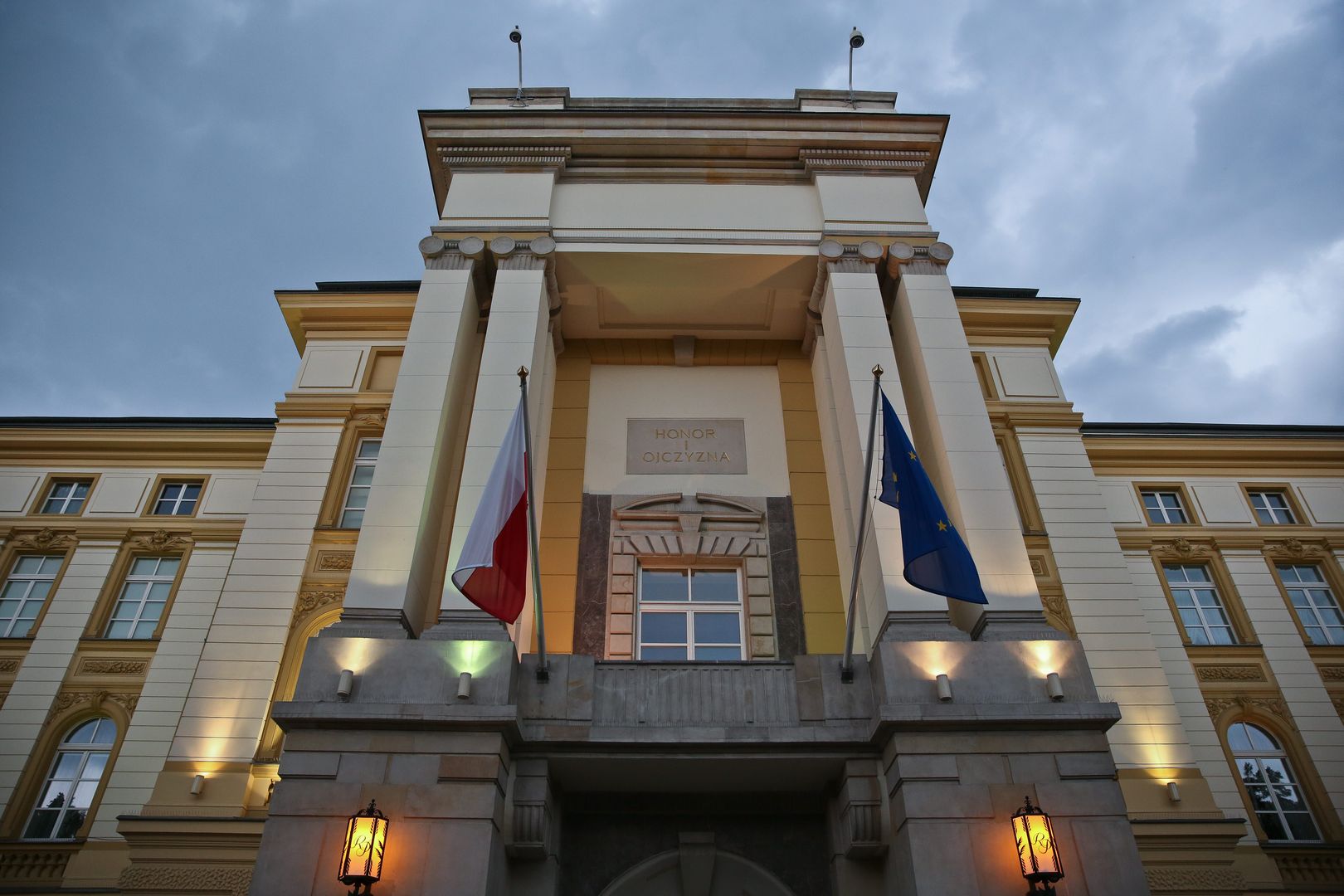 Czystki w rządowych instytucjach. PiS chce pozbyć się ludzi PO 