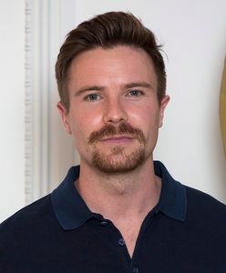 Joe Dempsie z chłopca staje się mężczyzną. Aktor "Gry o tron" w nowym serialu