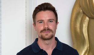 Joe Dempsie z chłopca staje się mężczyzną. Aktor "Gry o tron" w nowym serialu