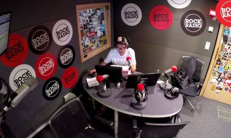 Kuba Wojewódzki z ręką w gipsie