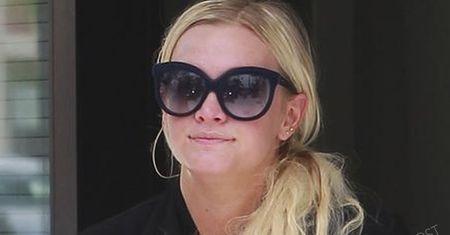 Ashlee Simpson ma już ogromny brzuszek! Wyszła na spacer z ukochanym [zdjęcia]