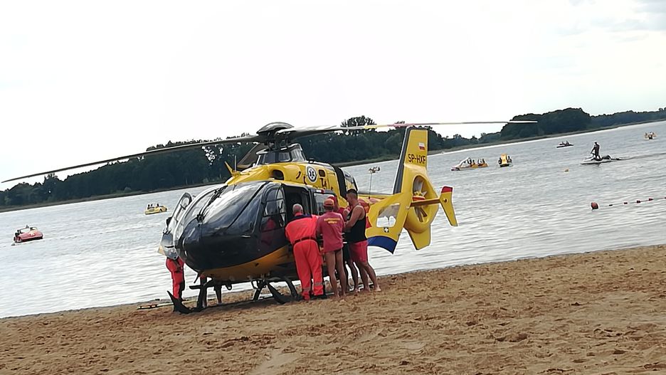 W Skorzęcinie plażowiczów jest mnóstwo - odpowiednie służby są przygotowane na wypadki i zareagowały bardzo szybko.