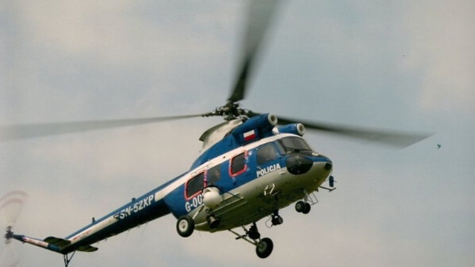 Patrole policji patrolują Wrocław, sprawdzają czy mieszkańcy przestrzegają wprowadzonych w związku z epidemią zakazów.