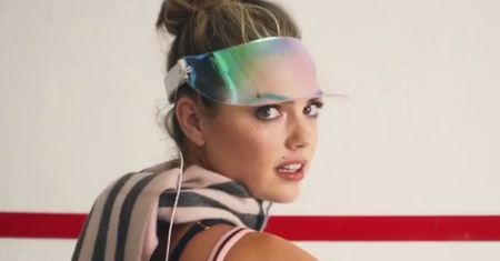 Pod ciasnym kostiumem kąpielowym widać wszystko. Kate Upton w magazynie "Love"