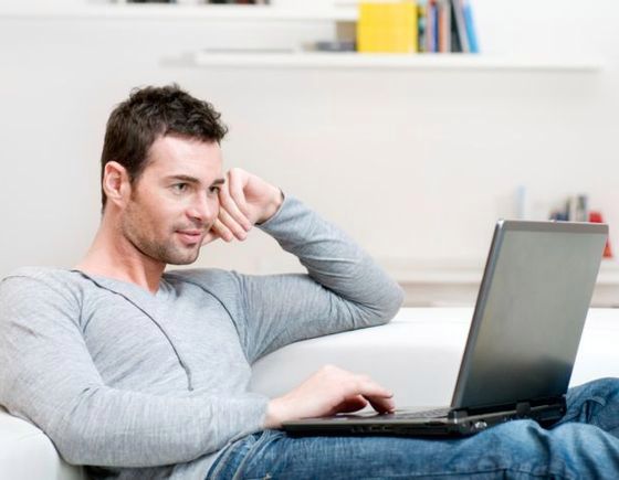 facet i jego laptop 