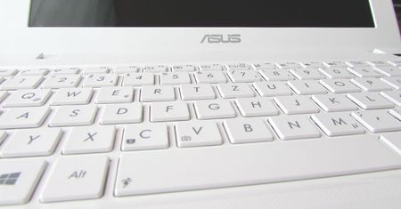 Do czyszczenia białego laptopa używam jednej rzeczy. W kilka chwil wygląda jak nowy!