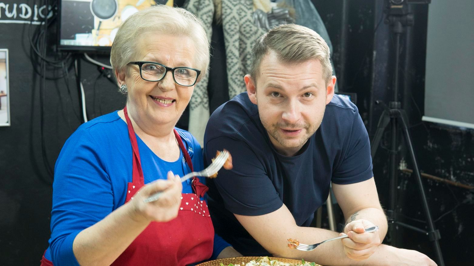 Pani Jola Caputa to prawdziwa mistrzyni w kuchni. Na zdjęciu z synem Grzegorzem.