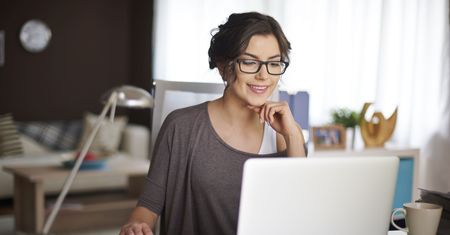 Polacy nie chcą reklam w internecie, ale wolą je oglądać, niż extra płacić za dostęp do treści