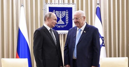 "SZ" o Auschwitz: konkurencja ofiar i wyzwolicieli