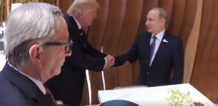 Pierwszy uścisk dłoni Trumpa i Putina. Prezydent USA skusił się na jeszcze jeden gest