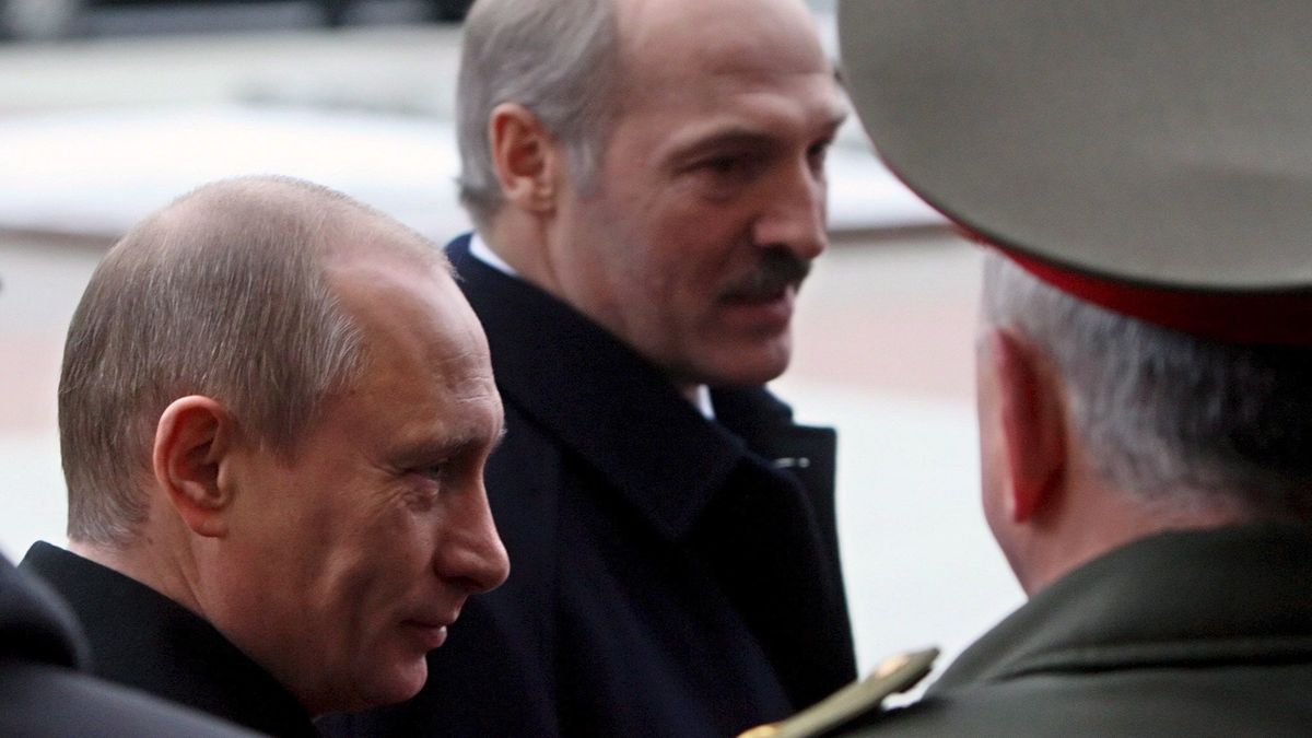 Prezydenci Putin i Łukaszenka od dawna prowadzą grę o wysoką stawkę