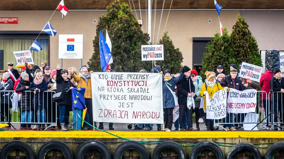 PiS "zdemaskował" uczestników protestu przeciwko prezydentowi Andrzejowi Dudzie