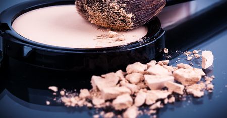Puder transparentny – niezbędnik w twojej kosmetyczce!