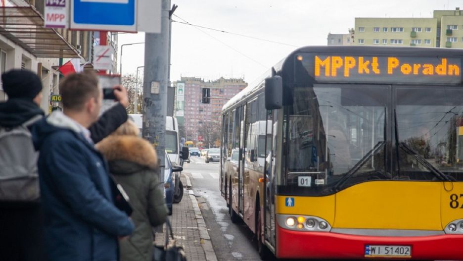 Warszawa. Mobilny Punkt Poradnictwa na ulicach stolicy