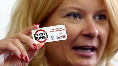 Dyrektor Stowarzyszenia Marketingu Bezpośredniego prezentuje naklejkę