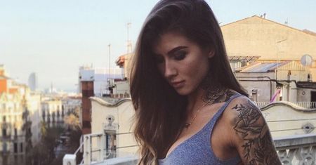 Znikająca pupa Deynn. Raz ją ma, a raz nie