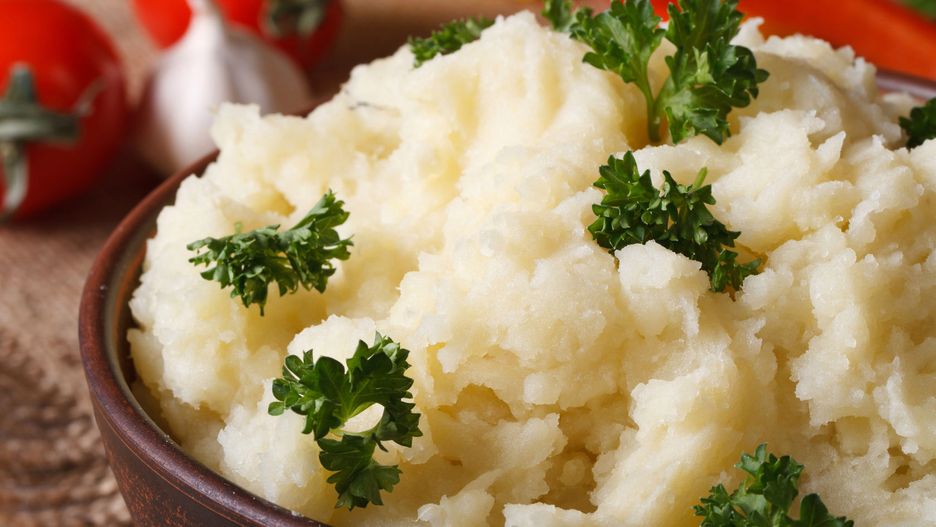 Jeśli chcemy, by puree miało wspaniały ziołowy aromat, warto dodać 2-3 obrane ząbki czosnku oraz świeże zioła.