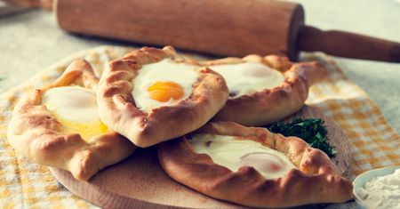 Chaczapuri, czyli gruzińska pizza idealna na lato. Prosty przepis