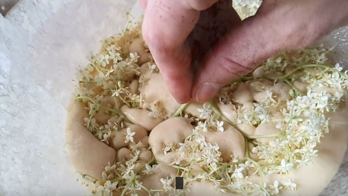 Zanurzanie kwiatów bzu w cieście