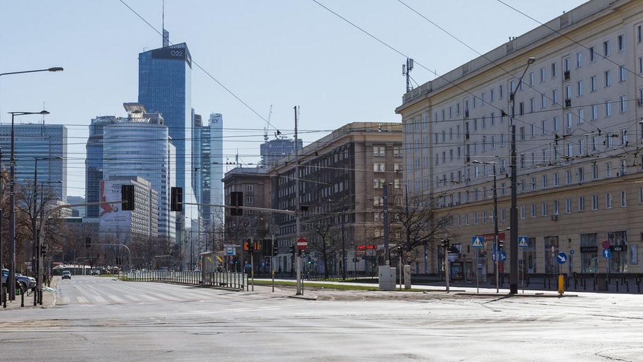 Warszawa. Stołeczne ulice opustoszałe. Tu Skrzyżowanie al. Solidarności i al. Jana Pawła II.