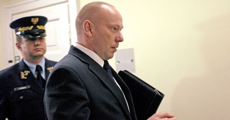 Generał i były szef SKW zatrzymany. Ma usłyszeć zarzuty. "To ubeckie metody Macierewicza"