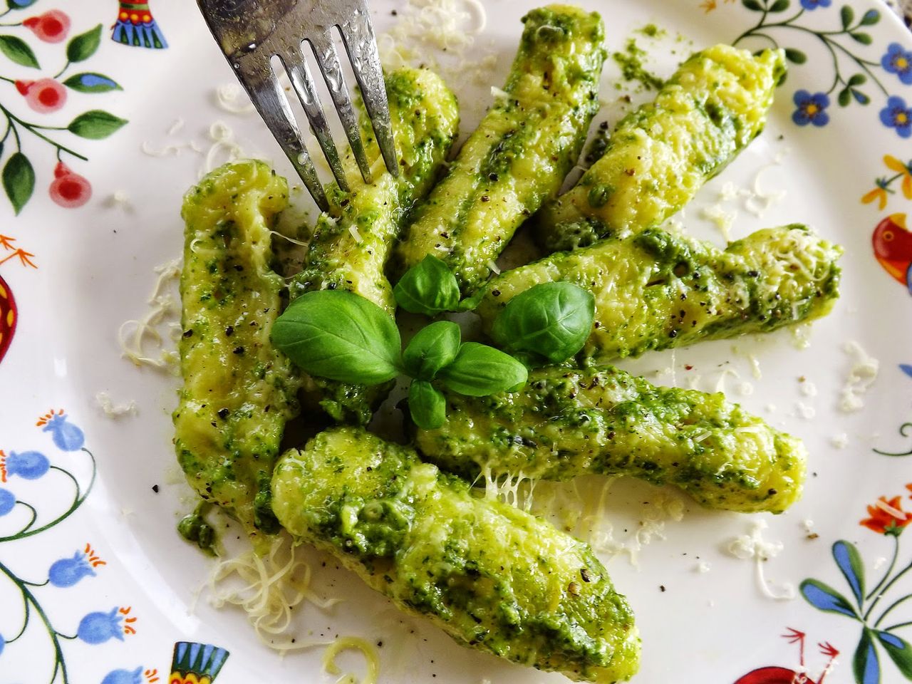 Kopytka w bazyliowym pesto. Polsko-włoski obiad