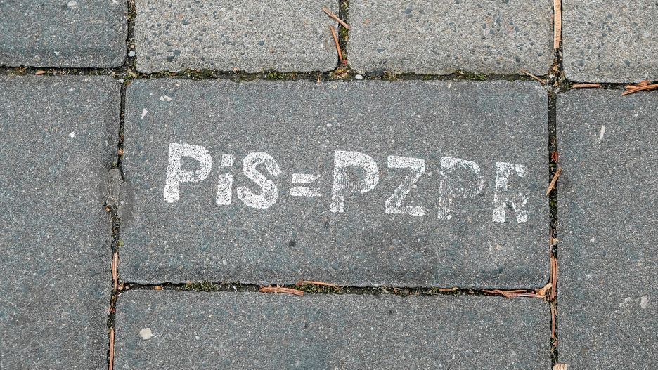 Kobieta za wymalowanie na biurze PiS napisu "PZPR" początkowo usłyszała zarzut propagowania ustroju totalitarnego