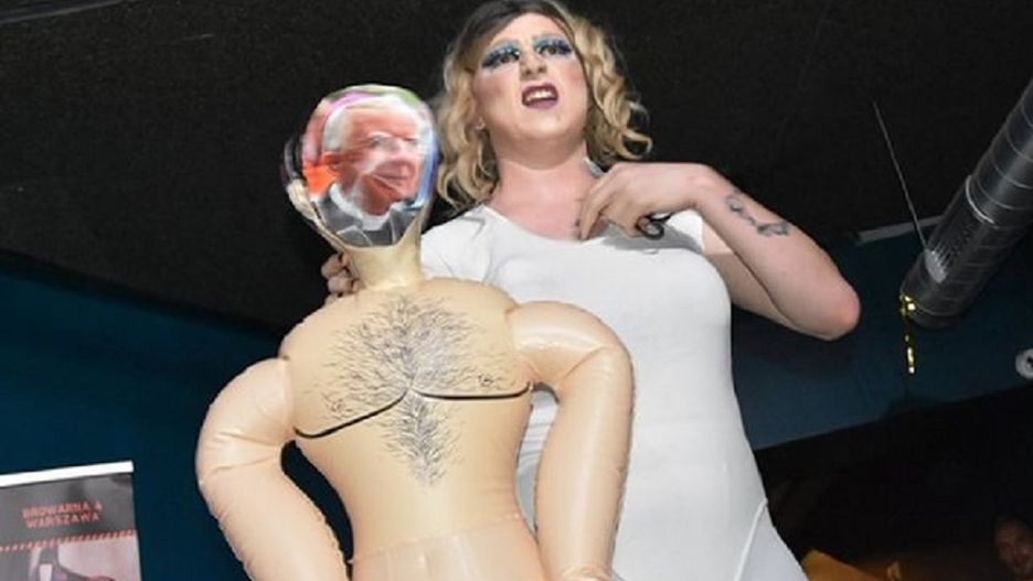 Prokuratura zajmie się występem drag queen.