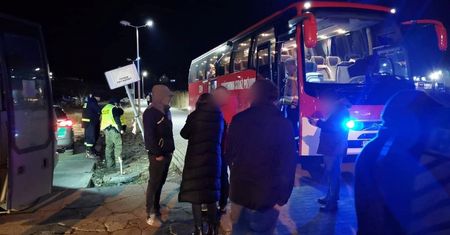 Polska: Ukraińscy uchodźcy czekają na pociągi jadące na zachód w Przemyślu.
