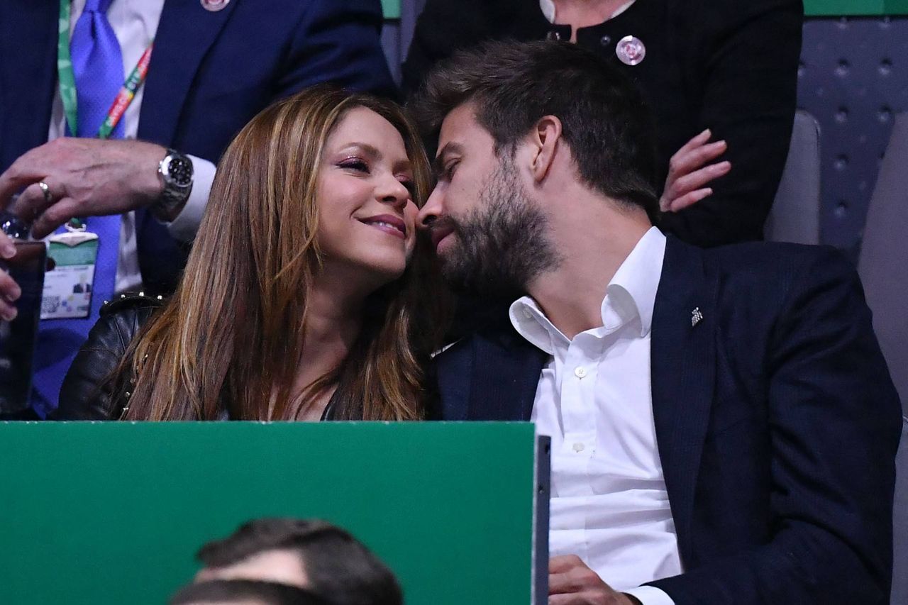 Shakira i Gerard Pique całują się na turnieju tenisowym