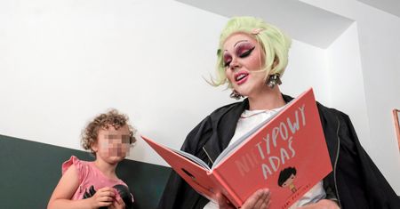 Drag queen Lola czytała dzieciom bajkę w kawiarni. Oburzenie na prawicy