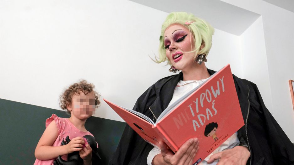 Drag queen Lola czyta dzieciom bajkę o "Nietypowym Adasiu"